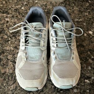 [ON] Running Cloud V Womens Sneakers 9.5